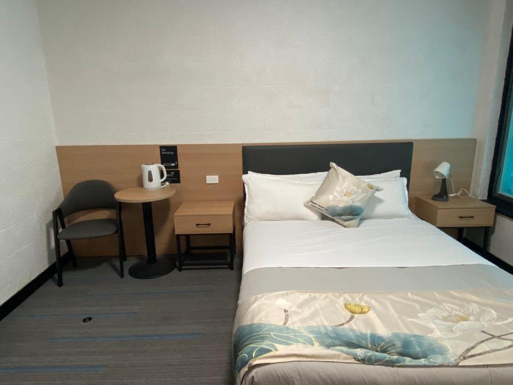 Postel nebo postele na pokoji v ubytování Jasper Motor Inn
