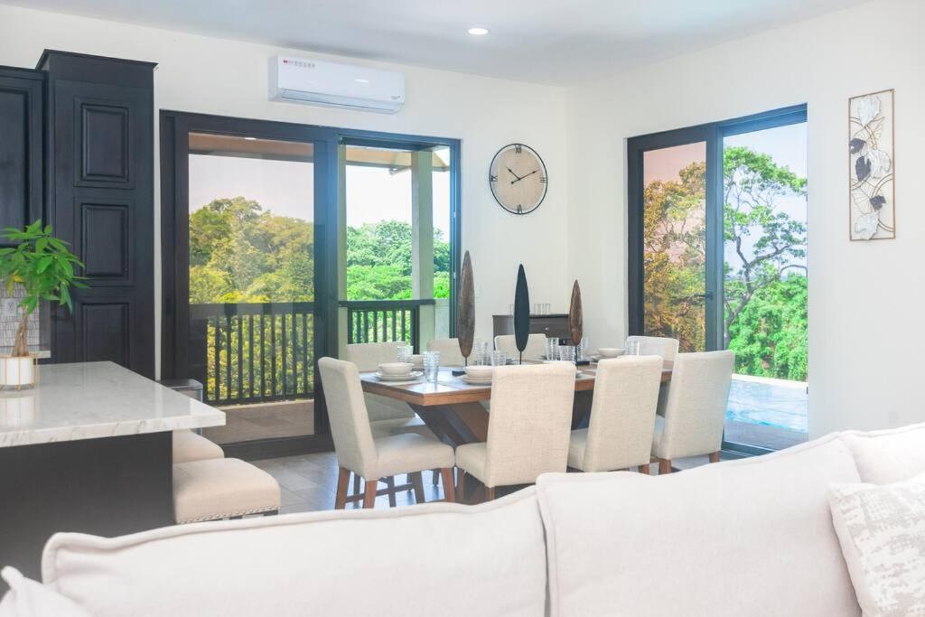 Χώρος καθιστικού στο luxury 5 Bdrms-5 Bthms villa with private pool in west end