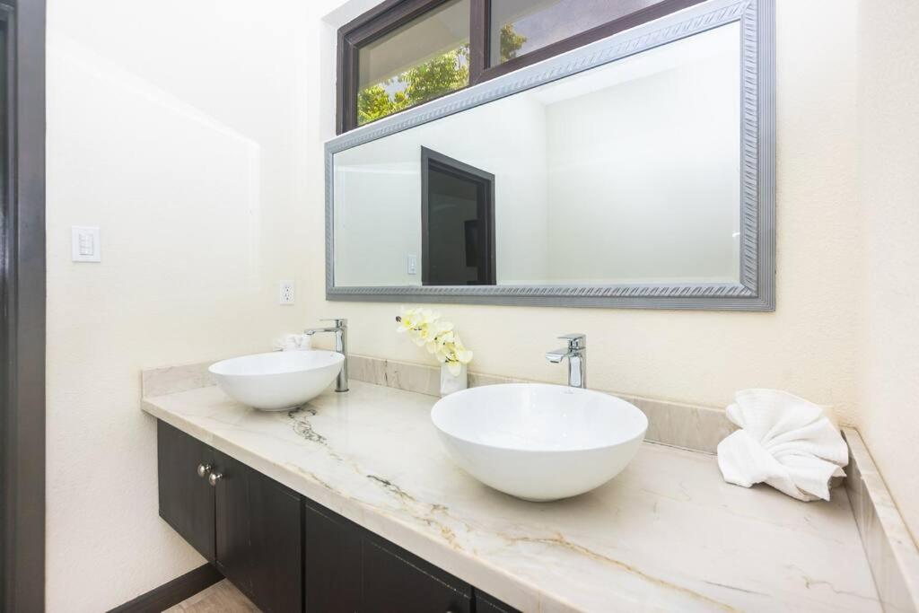 Ένα μπάνιο στο luxury 5 Bdrms-5 Bthms villa with private pool in west end