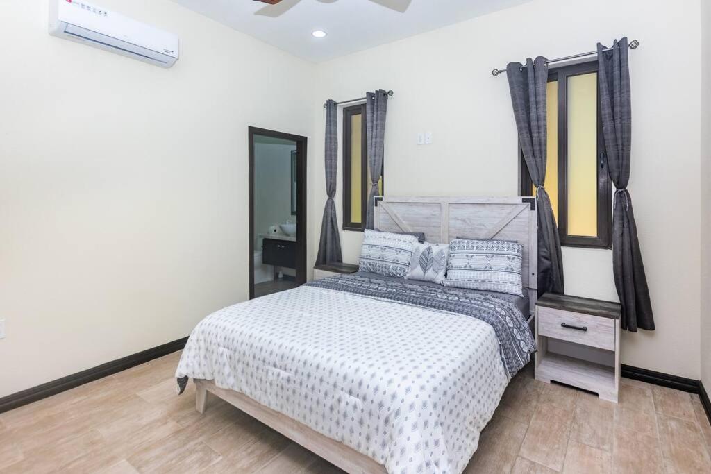 Ένα ή περισσότερα κρεβάτια σε δωμάτιο στο luxury 5 Bdrms-5 Bthms villa with private pool in west end