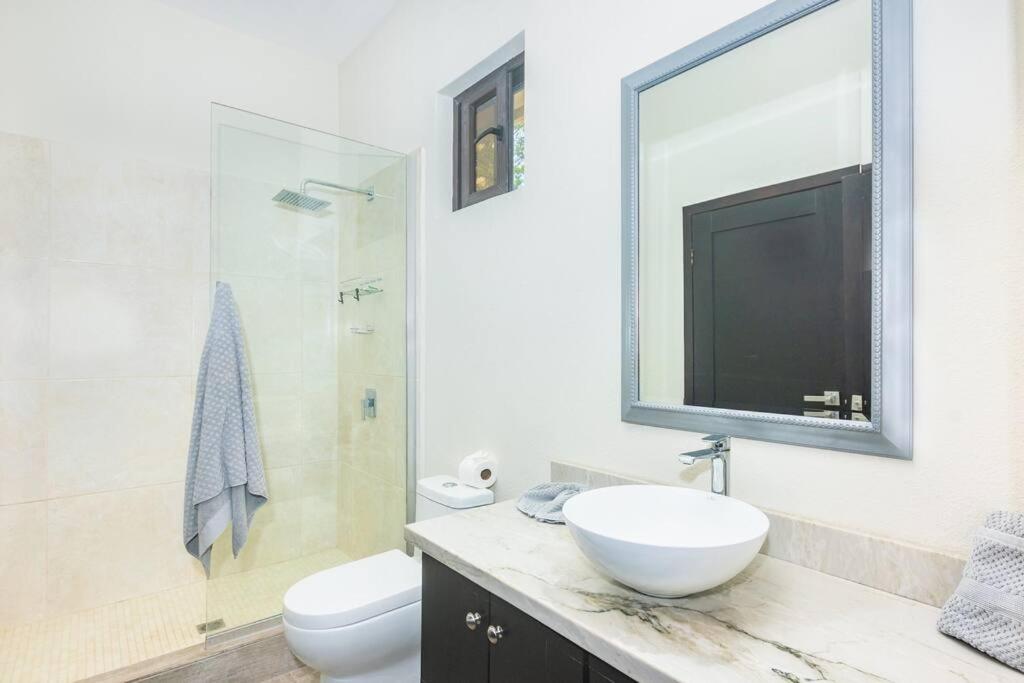 Ένα μπάνιο στο luxury 5 Bdrms-5 Bthms villa with private pool in west end