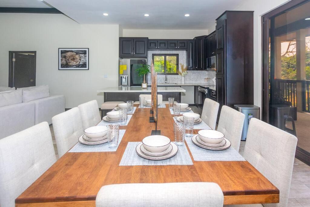 Χώρος καθιστικού στο luxury 5 Bdrms-5 Bthms villa with private pool in west end