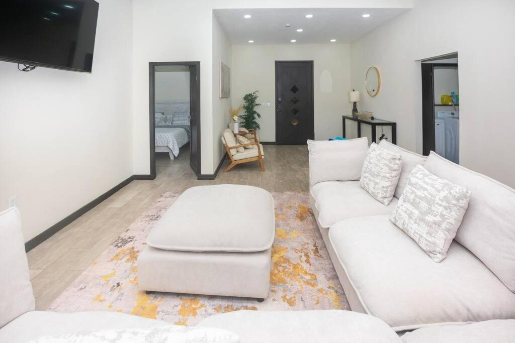 Χώρος καθιστικού στο luxury 5 Bdrms-5 Bthms villa with private pool in west end