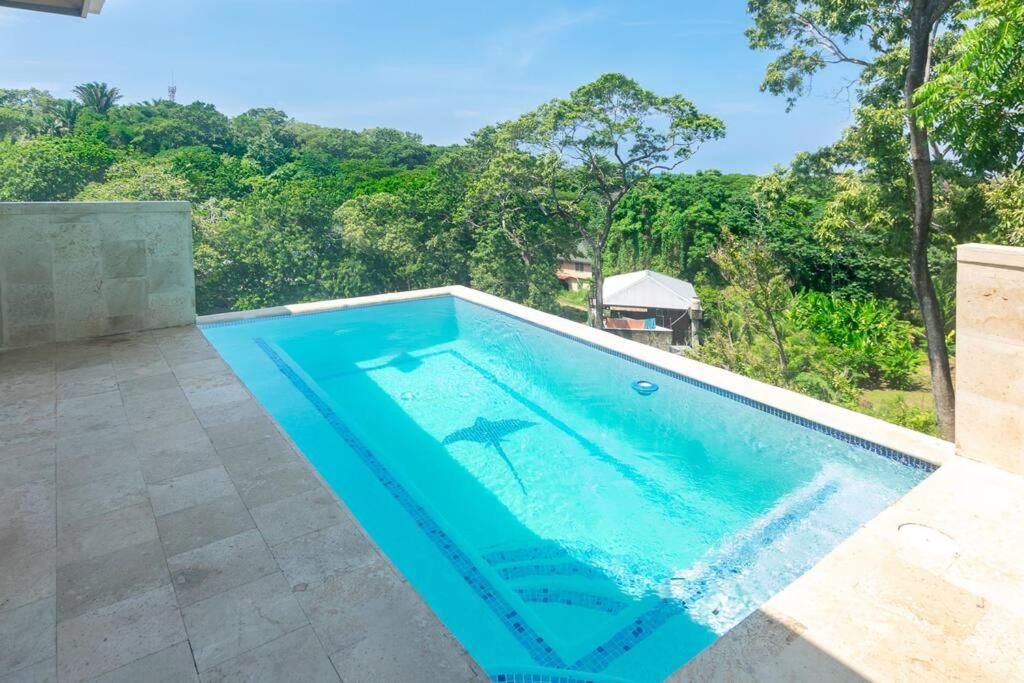 Πισίνα στο ή κοντά στο luxury 5 Bdrms-5 Bthms villa with private pool in west end