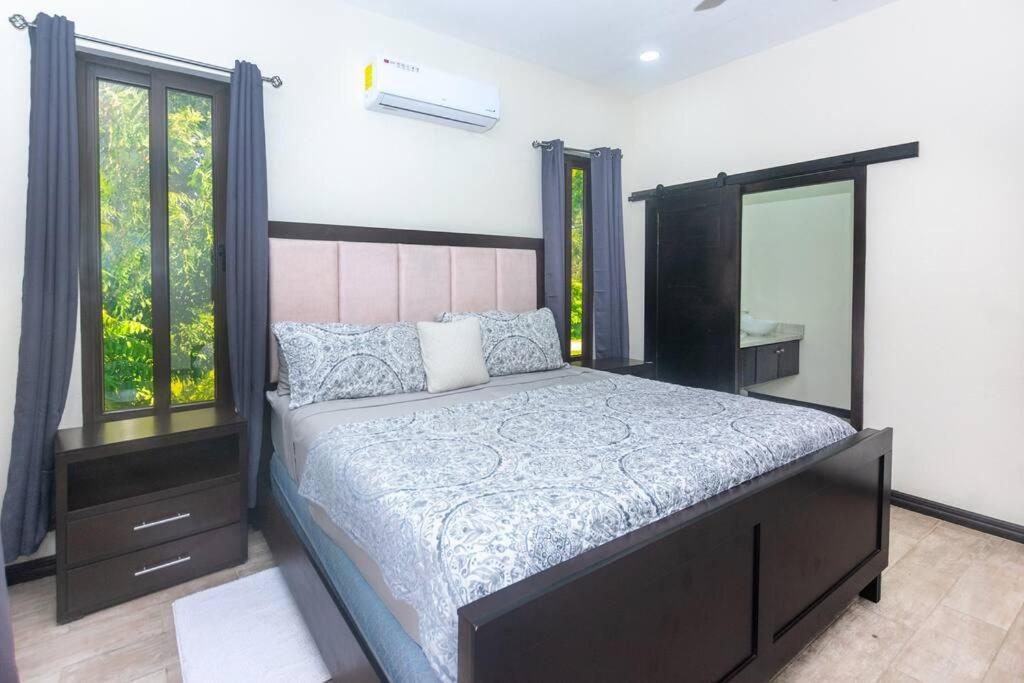 Ένα ή περισσότερα κρεβάτια σε δωμάτιο στο luxury 5 Bdrms-5 Bthms villa with private pool in west end