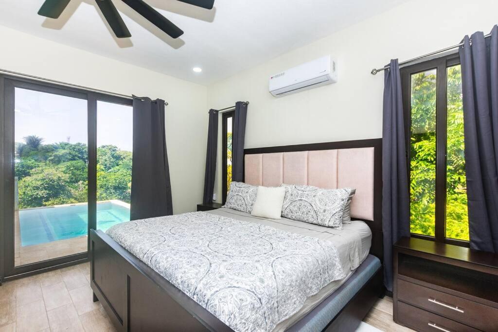 Ένα ή περισσότερα κρεβάτια σε δωμάτιο στο luxury 5 Bdrms-5 Bthms villa with private pool in west end