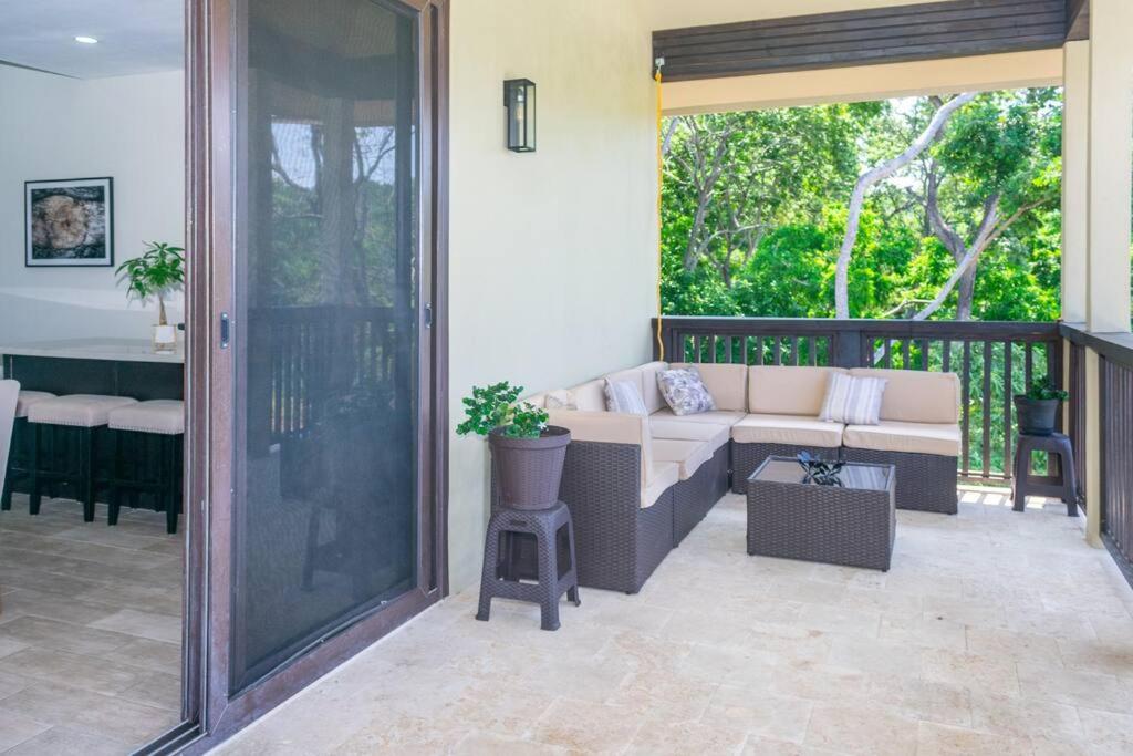 Μπαλκόνι ή βεράντα στο luxury 5 Bdrms-5 Bthms villa with private pool in west end