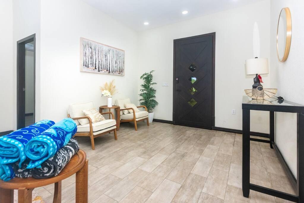 Χώρος καθιστικού στο luxury 5 Bdrms-5 Bthms villa with private pool in west end