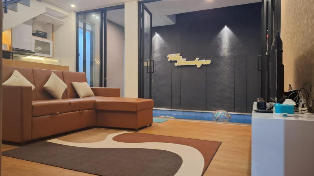 バトゥにあるVilla Almahyra Batuのリビングルーム(ソファ、ドア付)