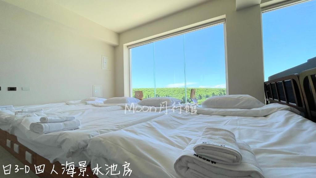 Postel nebo postele na pokoji v ubytování Moon月行館海景民宿