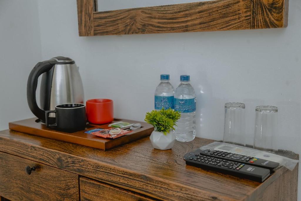 Příslušenství pro přípravu čaje a kávy v ubytování Lucky Transit Hotel - Katunayake Airport