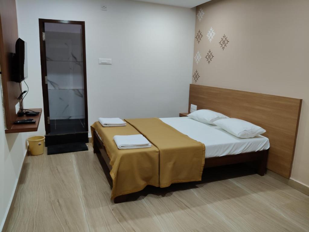 Postel nebo postele na pokoji v ubytování Nandan Residency