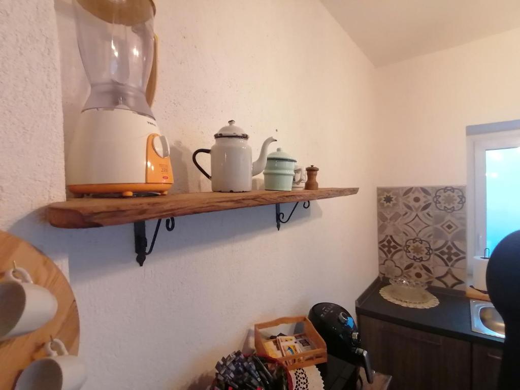 Příslušenství pro přípravu čaje a kávy v ubytování Ca ad Me Pare Alloggio con terrazza panoramica solarium
