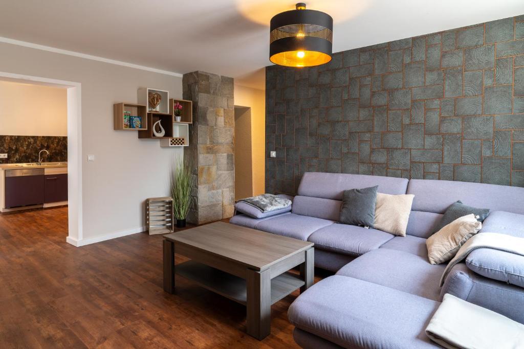 a living room with a couch and a table at Appartment am Schafgartenweg in Hohndorf