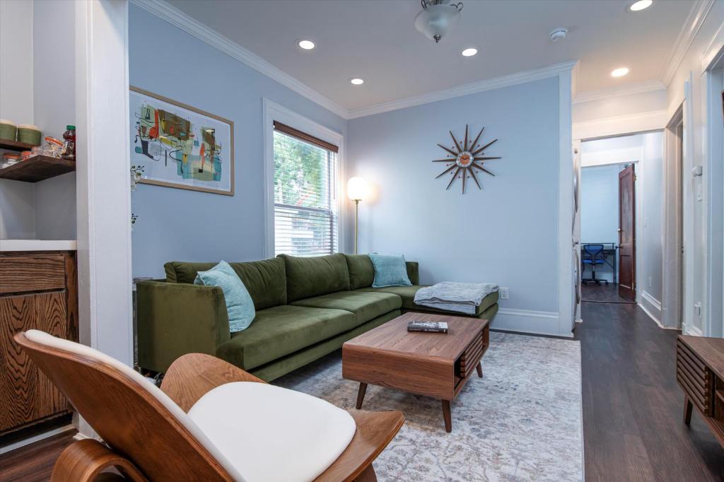 Χώρος καθιστικού στο Fully-stocked Kitchen, AC, WiFi, WD, Near Baseball and Downtown