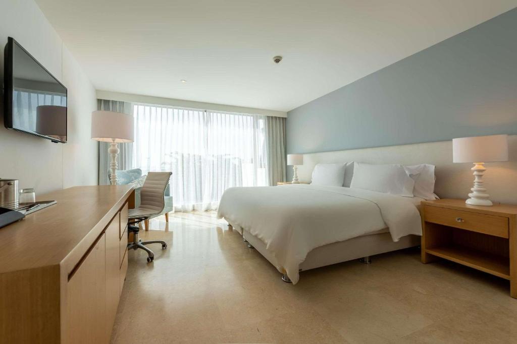 Postel nebo postele na pokoji v ubytování Radisson Cartagena Ocean Pavillion Hotel