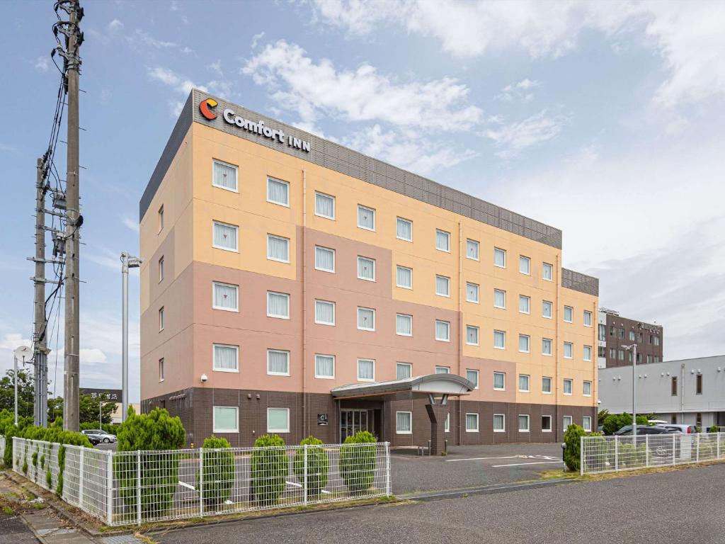 新潟市にあるコンフォートイン新潟中央インターの茶色の建物