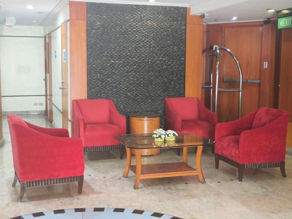 Posezení v ubytování Pearl Manila Hotel