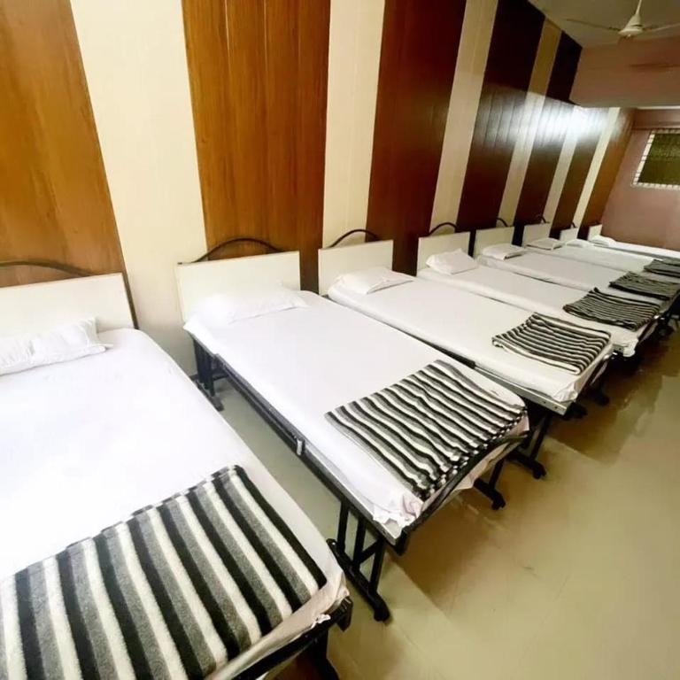 Shree Guest House Dandeli - Dormitorio Mixto De 8 Camas