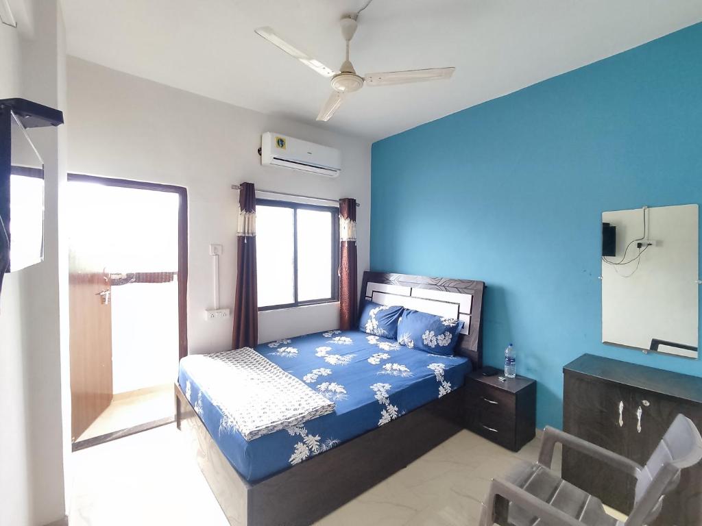Postel nebo postele na pokoji v ubytování AMBIENT HOME STAY, In Nashik