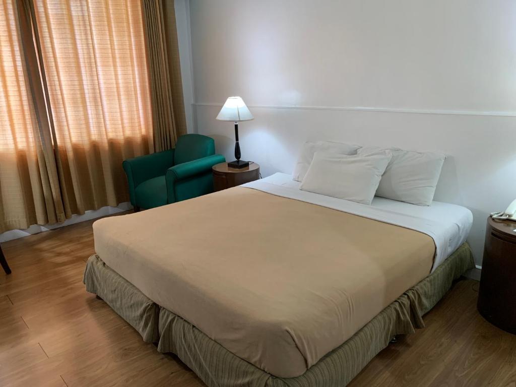 Postel nebo postele na pokoji v ubytování Pearl Manila Hotel