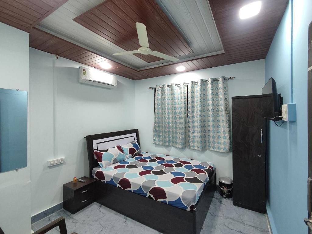 Postel nebo postele na pokoji v ubytování AMBIENT HOME STAY, In Nashik