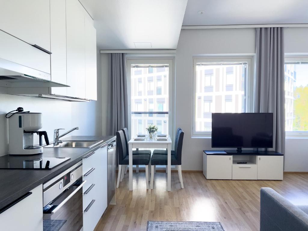 Η κουζίνα ή μικρή κουζίνα στο Aseman Portti - Stunning Studio 11th Floor