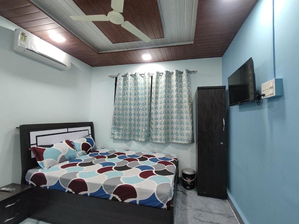 Postel nebo postele na pokoji v ubytování AMBIENT HOME STAY, In Nashik