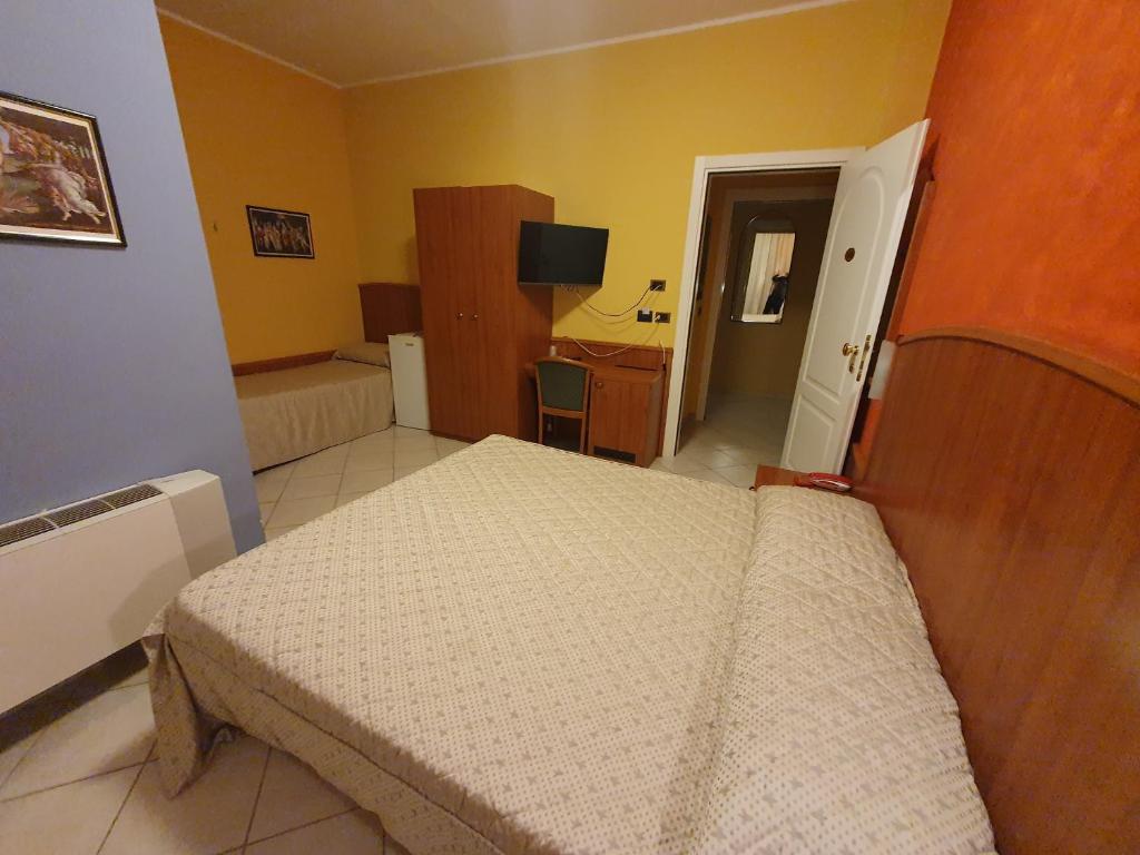 a small bedroom with a bed in a room at La Lanterna in Silvi Marina