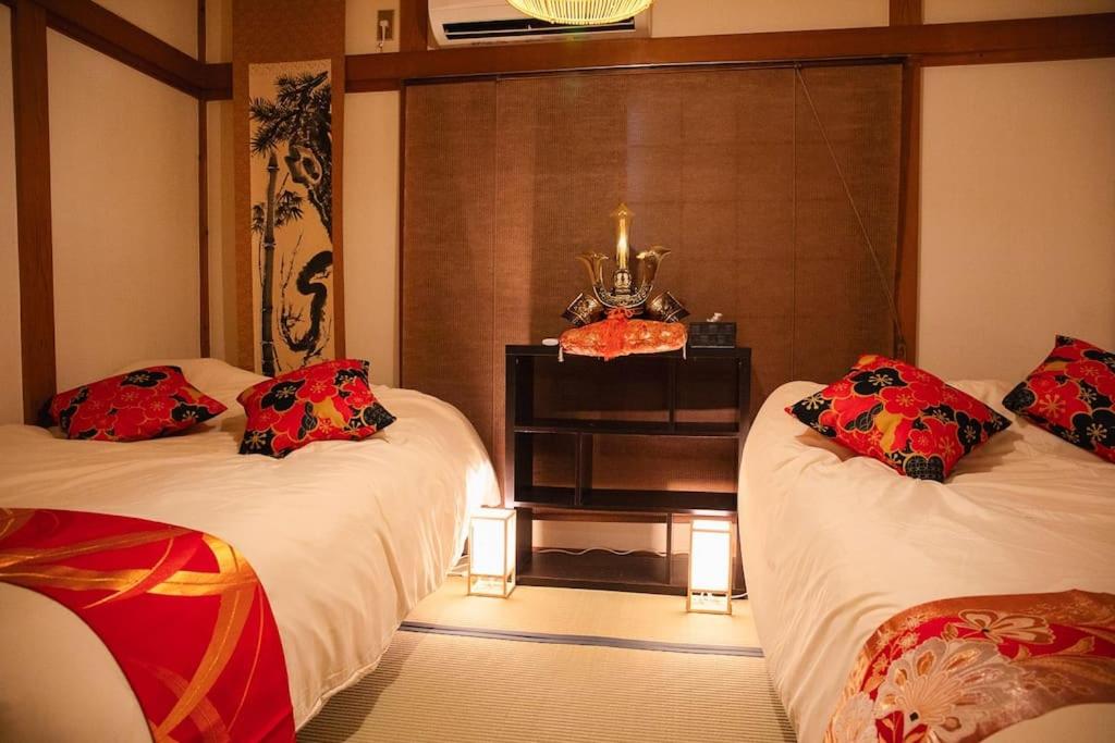大阪市にある天下茶屋東のベッド2台、鏡付きテーブルが備わる客室です。