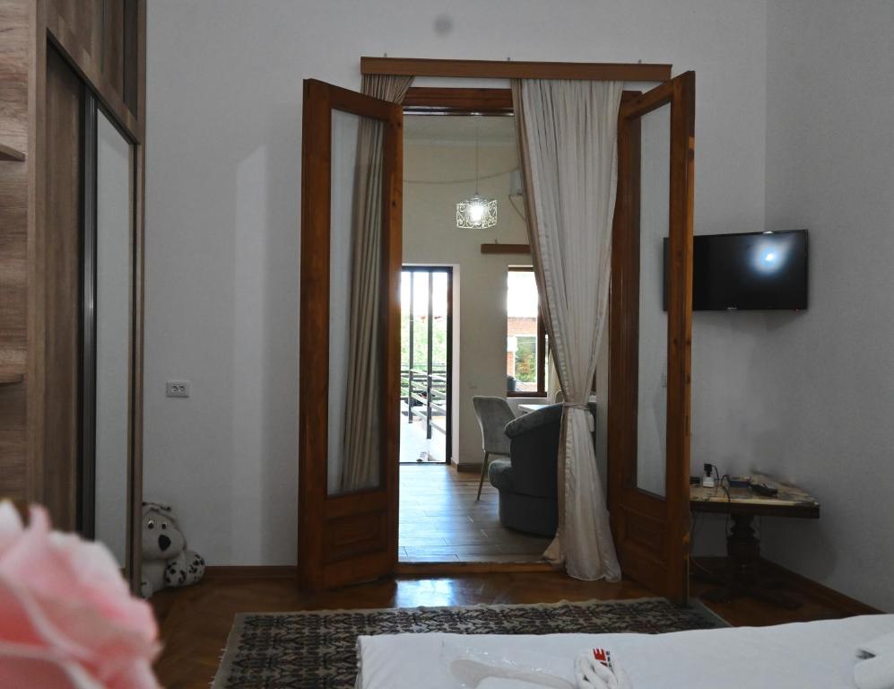 TV a/nebo společenská místnost v ubytování JERUSALEM HOTEL מלון KUTAISi