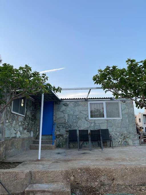 カリストスにあるΣπίτι σε λόφο με θέα τη θάλασσαの石造りの家