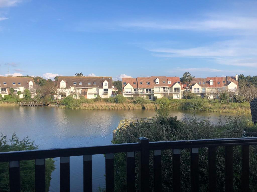 a view of a river with houses in the background at LA PORTE DU PARADIS in Le Touquet-Paris-Plage