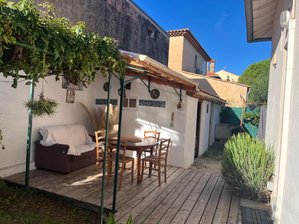 un patio avec une table, des chaises et un lit dans l'établissement Villa Anna, à Antibes