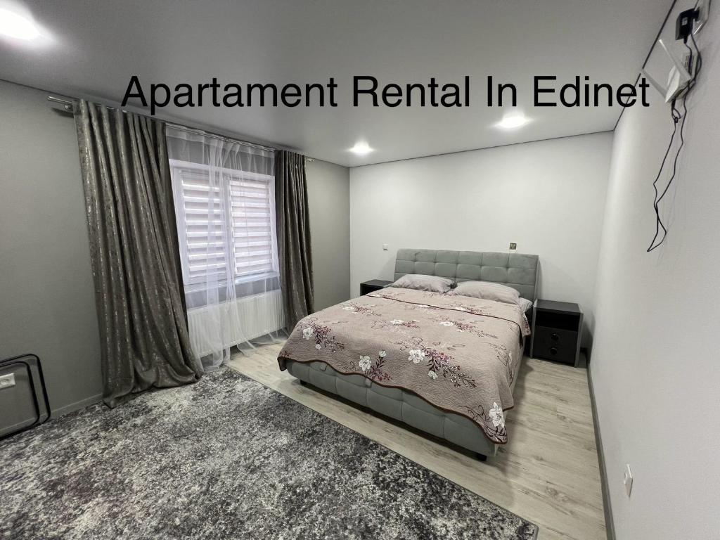 ein Schlafzimmer mit einem Bett in einem Zimmer in der Unterkunft 1-Edinet apartament Квартира Единец in Edineţ