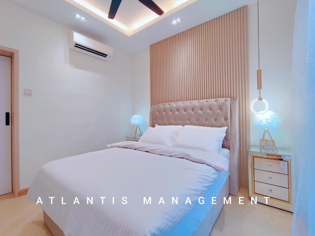 une chambre avec un lit blanc et une table de chevet dans l'établissement Arte Mont Kiara, Private Elegant Suite manage by Atlantis Management, à Kuala Lumpur