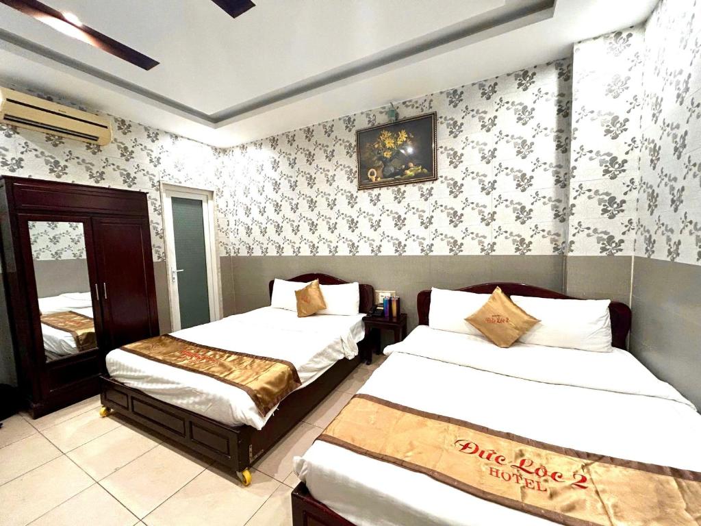 Giường trong phòng chung tại Đức Lộc 2 Hotel