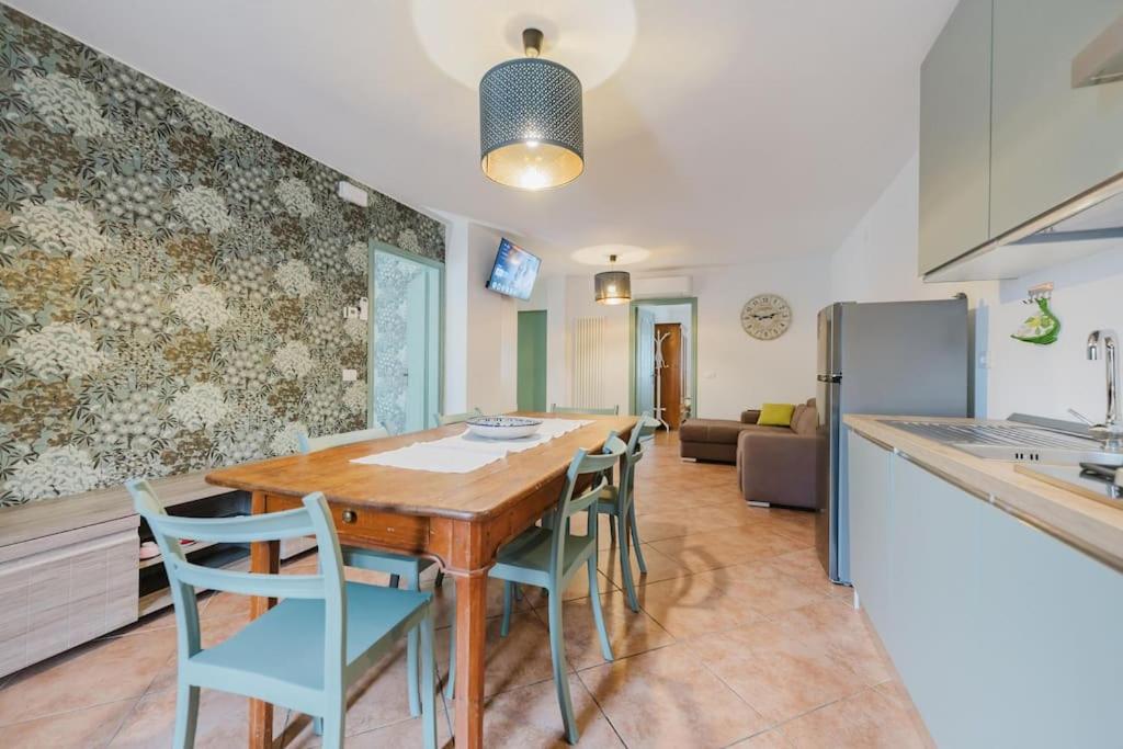 eine Küche und ein Esszimmer mit einem Holztisch und Stühlen in der Unterkunft Novalesi Vintage interno 2 in Noale