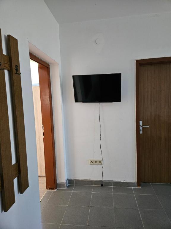 TV a/nebo společenská místnost v ubytování Schöne 2 zwei Zimmer Wohnung