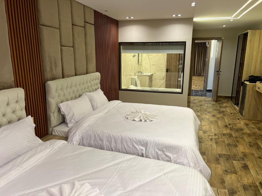 Pyramids Enigma Grand Lodge - Salle Familiale Avec Vue Sur La Montagne