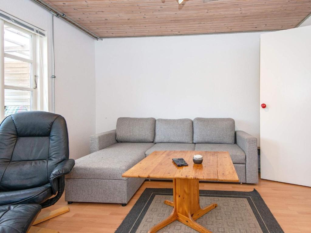 Posezení v ubytování 4 person holiday home in Sydals