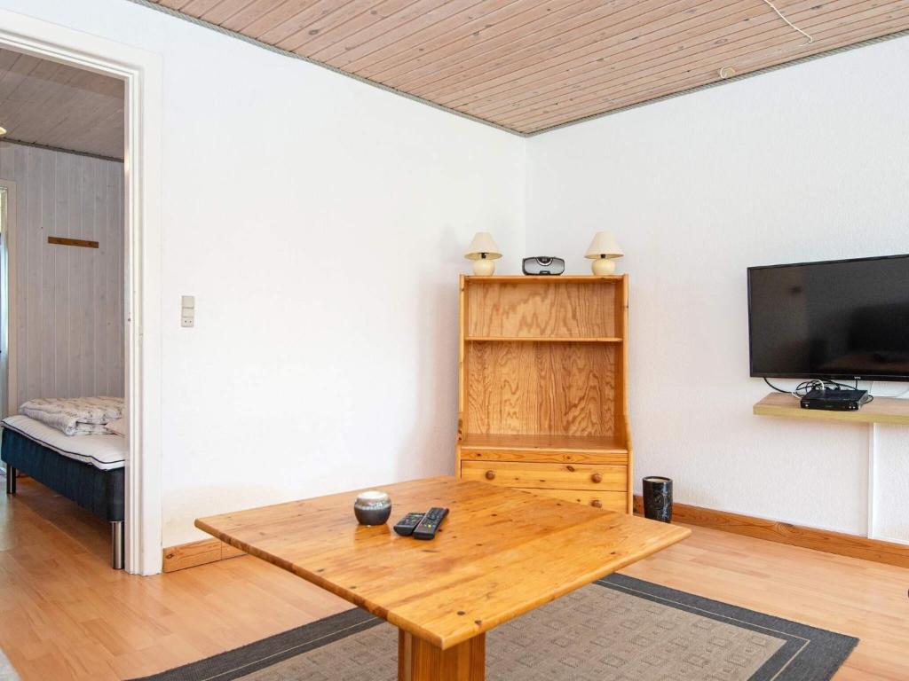 TV a/nebo společenská místnost v ubytování 4 person holiday home in Sydals