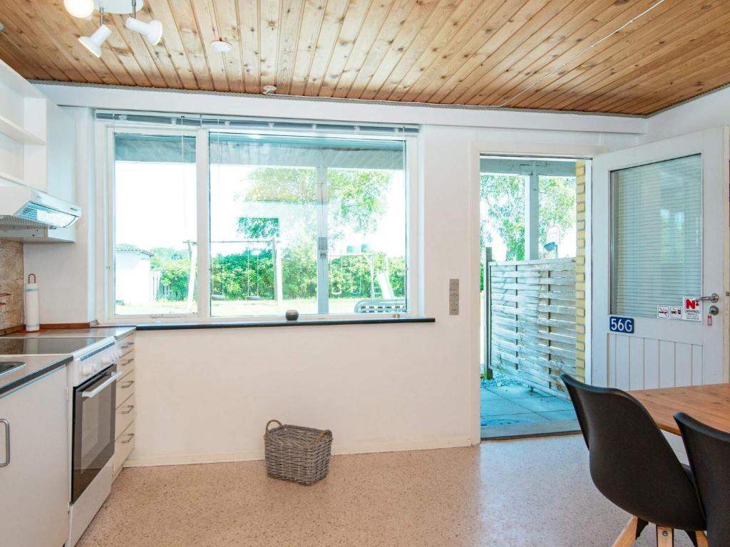 Kuchyň nebo kuchyňský kout v ubytování 4 person holiday home in Sydals