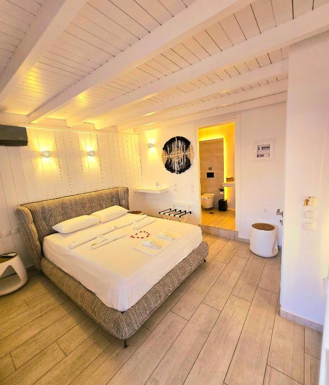 Postel nebo postele na pokoji v ubytování Aphrodite Boutique Hotel