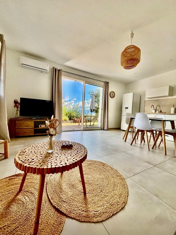 - un salon avec une table et une cuisine avec vue dans l'établissement Casa Fondale, à Santa-Reparata-di-Balagna