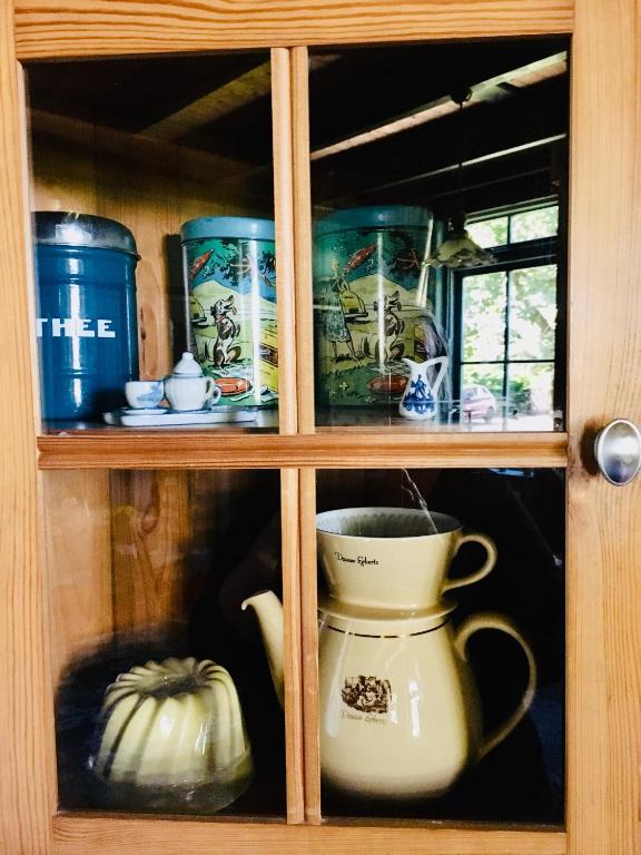 Příslušenství pro přípravu čaje a kávy v ubytování Studio in farmhouse Close to Giethoorn