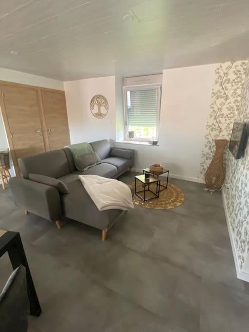 un salon avec un canapé et une table dans l'établissement La Mignardise, à Mignavillers