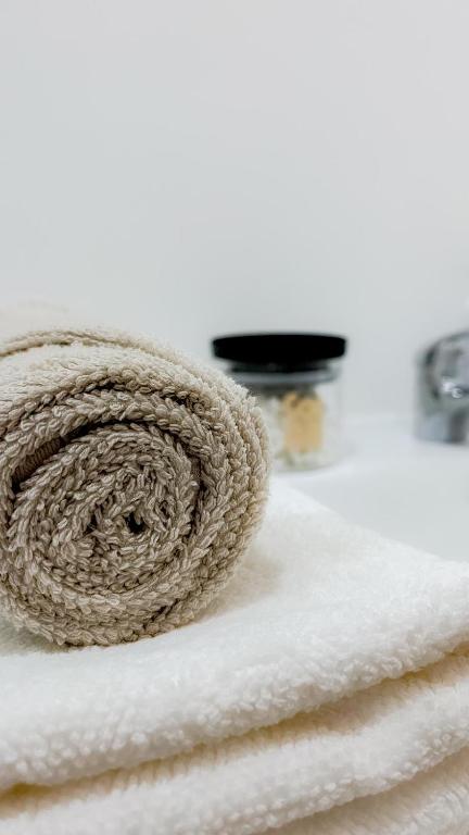 a coil of rope sitting on top of white towels at Le Petit Cocon - Pause douceur in Cambrai