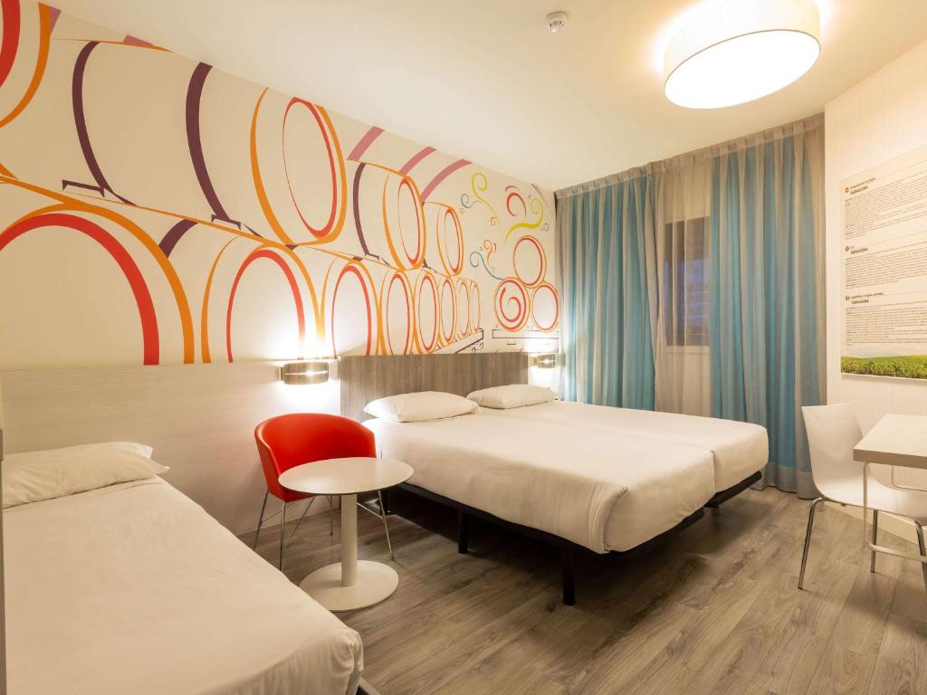 Posteľ alebo postele v izbe v ubytovaní Ibis Styles Madrid Prado