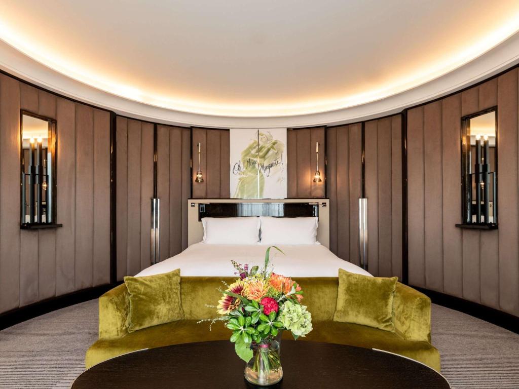 Postel nebo postele na pokoji v ubytování Sofitel Frankfurt Opera